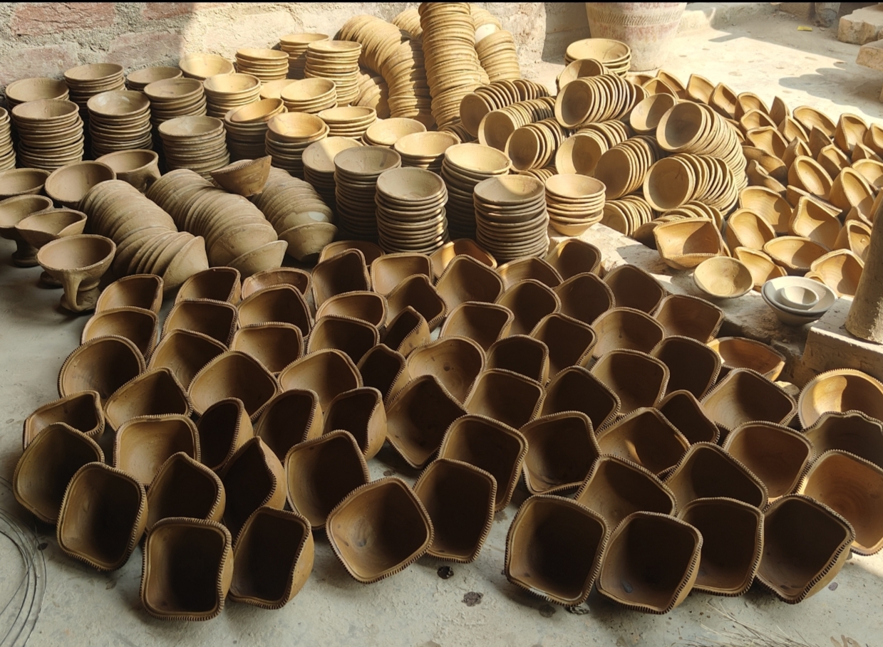 छोटे- बड़े दीए आकार देने के बाद धूप में सूखते हुए।