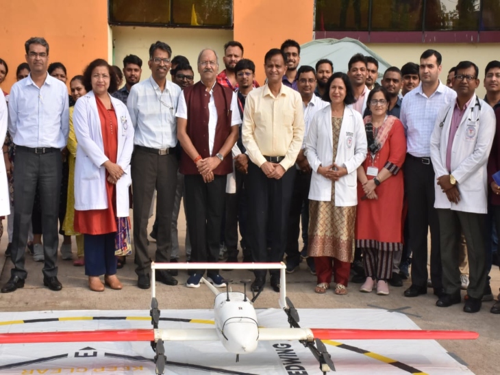 एम्स में ड्रोन से दवाई भेजने की सुविधा चालू की गई है। फिलहाल यह पायलट प्रोजेक्ट है।