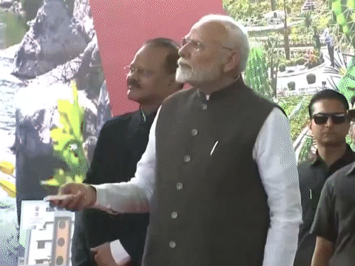 पीएम मोदी दो दिन के गुजरात दौरे पर हैं। वे गुरुवार को केवड़िया में राष्ट्रीय एकता दिवस समारोह में भाग लेंगे। - Dainik Bhaskar