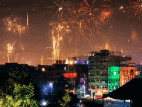 Be careful with firecrackers on Diwali | दिवाली पर स्वास्थ्य विभाग ने जारी  की एडवाइजरी: अस्पताल-एम्बुलेंस सेवा अलर्ट मोड पर रखी गईं; पटाखा संभालकर  चलाने का ...