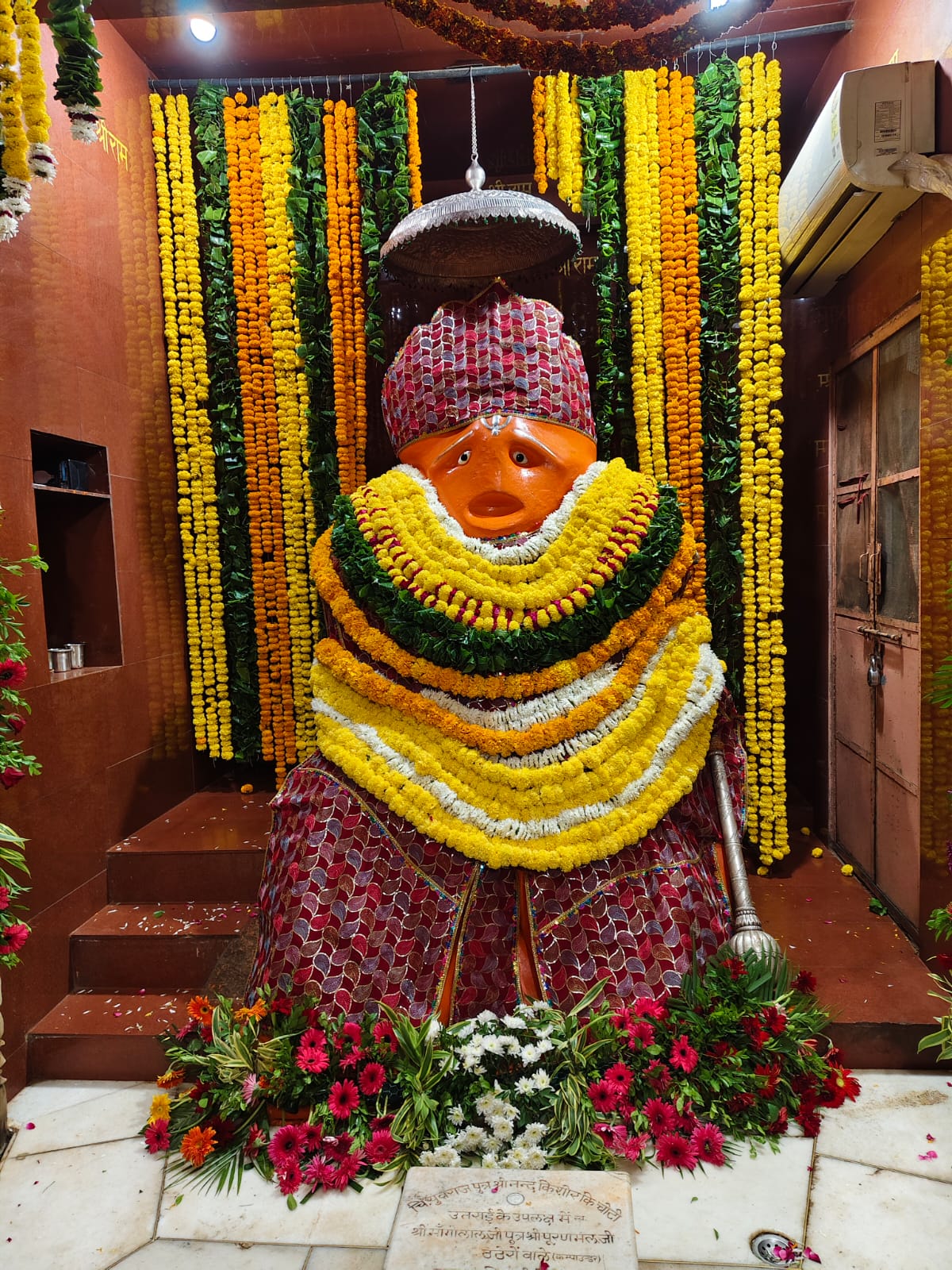 Thousands of Hanuman devotees participated in the Maha Aarti of Veer ...