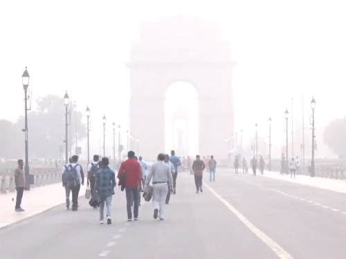 दिल्ली में इंडिया गेट पर 1 नवबंर को धुंध छाई रही। - Dainik Bhaskar