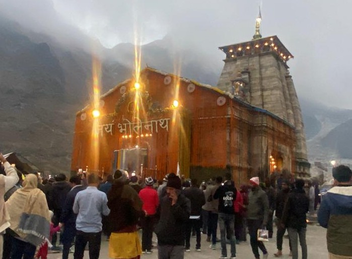 दिवाळीच्या मागचे केदारनाथ मंदिरात मोठ्याने भाविक उपस्थित होते.