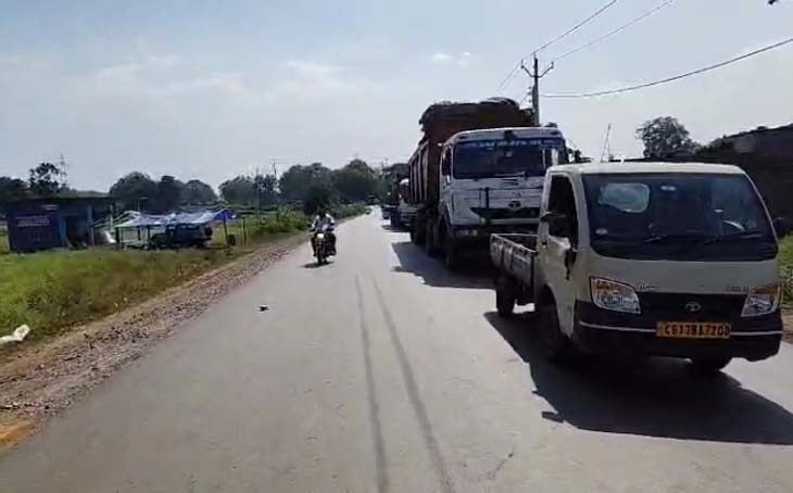 रायगढ़ घरघोड़ा मुख्य रोड पर चक्काजाम के कारण दोनों ओर भारी वाहनों की लगी कतार।