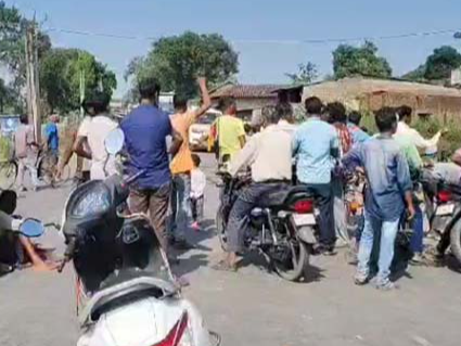 मुआवजा कम मिलने से नाराज किसानों ने किया चक्काजाम। - Dainik Bhaskar