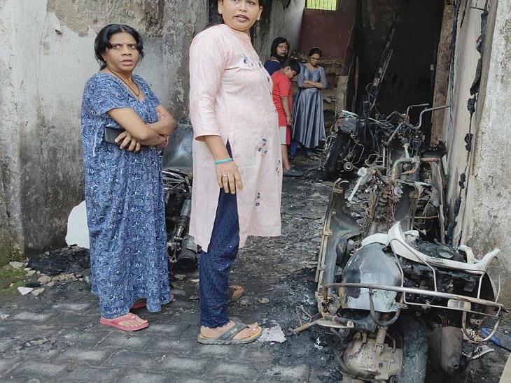 घटना के बारे में जानकारी देते रहवासीलोगों की बाइक और स्कूटी पूरी तरह से जली