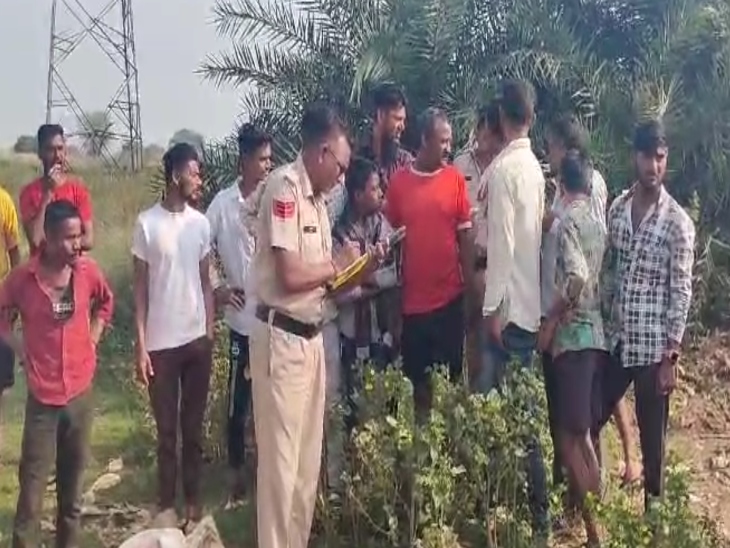 आसपास मौजूद लोगों ने सुबह जब लाश देखी तो पुलिस को सूचना दी।