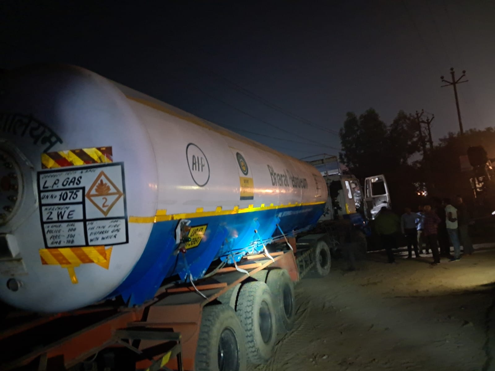 A tanker full of LPG gas collided with a divider in Bareilly
