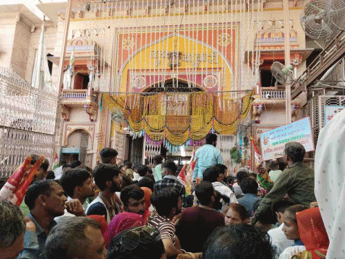 Devotees gathered in Ramdevra on the second day of Kartik Shukla | कार्तिक  शुक्ल की दूज पर रामदेवरा में उमड़े श्रद्धालु: गुजरात, एमपी और महाराष्ट्र से  आए भक्त, श्रवण ...