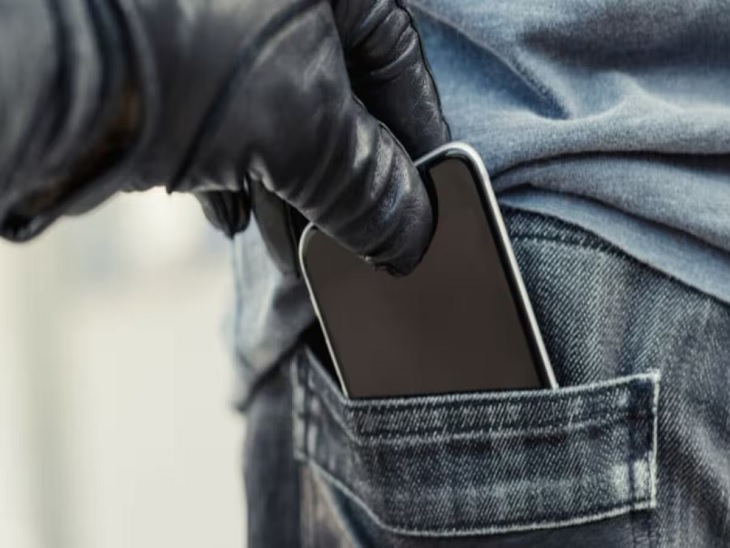 मोबाइल चोरी कर निकाले ऑनलाइन रुपए - Dainik Bhaskar