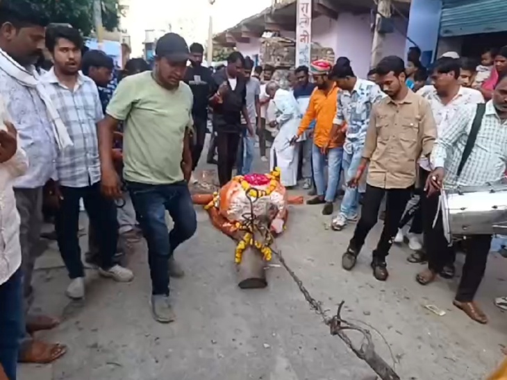 महामारी रोकने के लिए निकाली घास भैरू की सवारी। - Dainik Bhaskar