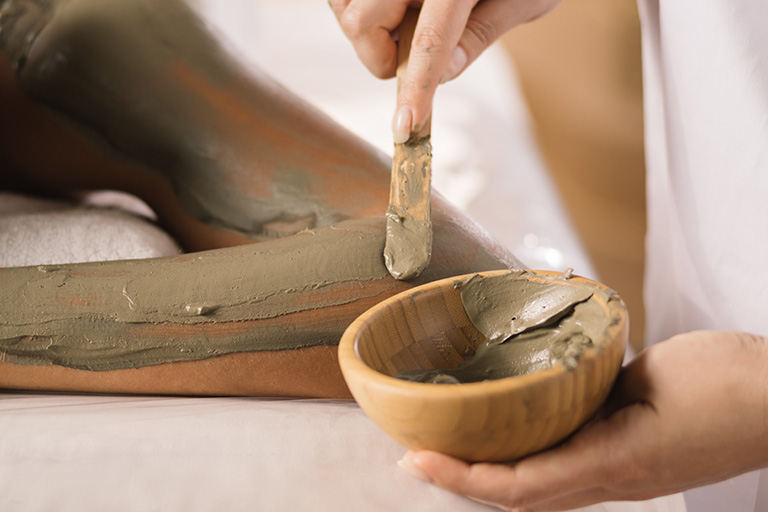 मिट्‌टी का लेप दवाएं मिलाकर शरीर पर लगाया जाता है।