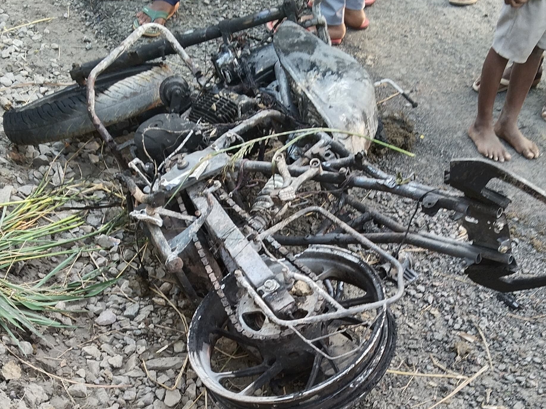 A moving bike caught fire in Fatehpur फतेहपुर में चलती बाइक में लगी