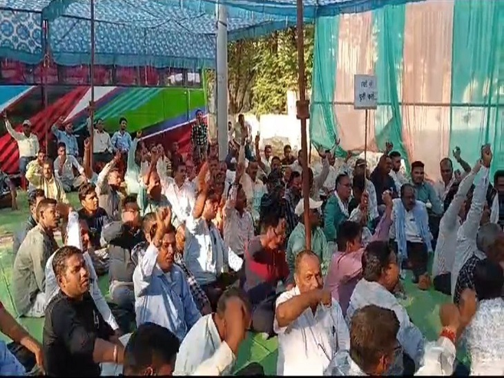 धरना प्रदर्शन करते लोग - Dainik Bhaskar