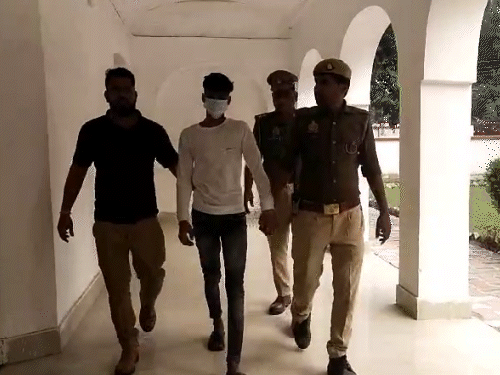 मास्क लगाए आरोपी शाहिद को लेकर जाती पुलिस। - Dainik Bhaskar