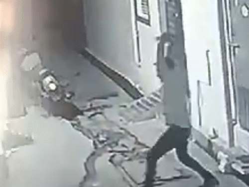 बदमाश ने कार के कांच भी फोड़ दिए।