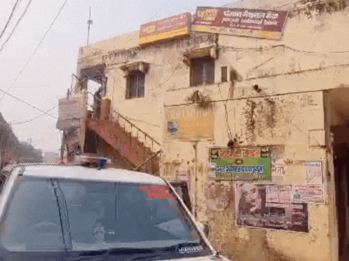 पीएनबी की इसी शाखा में चोरी करने गया था युवक।