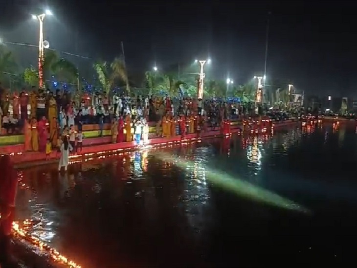 दीपक और लाइटिंग से जगमगाया सूर्यकुंड तालाब। - Dainik Bhaskar
