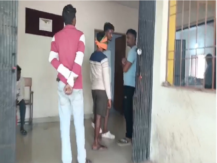 मरचुरी में पीएम के दौरान मौजूद परिजन