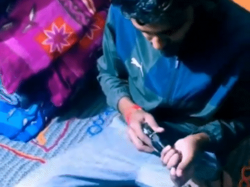 इस VIDEO में एक युवक रिवाल्वर में कारतूस लोड करते हुए नजर आ रहा है। रिवाल्वर लोड करने के बाद उसे कवर में रखता हुआ नजर आ रहा है।