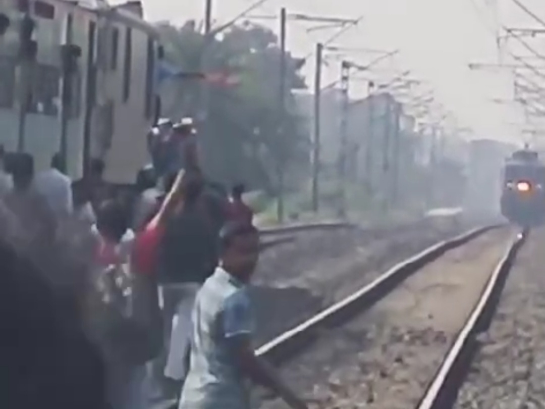 Train accident averted between Mokama-Barh station; bhaskar latest news | मोकामा-बाढ़ स्टेशन के बीच ट्रेन हादसा टला: यात्रियों ने हाथ दिखा कर रुकवाई ट्रेन, ब्रेक बैंडिंग से ...