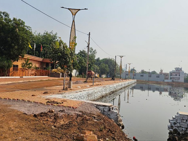 तालाब की मेंड़ पर बने मंदिर के बगल से हो चुका है अतिक्रमण