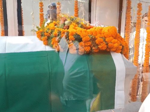 सीएम नीतीश ने पटना में शारदा सिन्हा को श्रद्धांजलि दी।