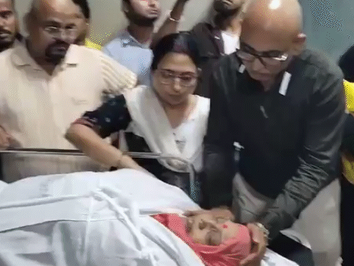 ये तस्वीर दिल्ली एम्स की है। शारदा सिन्हा के निधन के बाद अपनी मां के सिरहाने खड़े रहे बेटे अंशुमान सिन्हा।