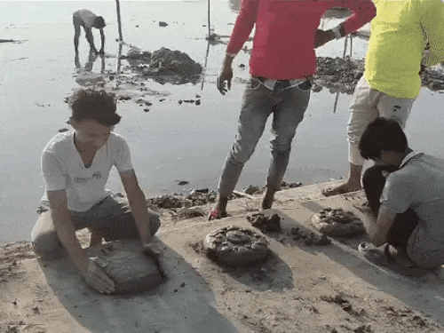 छठ पूजा करने वाले लोगों ने घरों के आगे अस्थायी घाट बनाकर तैयार किए हैं।