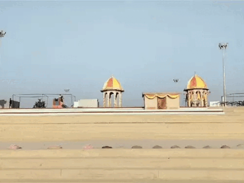 छठ घाटों पर पूरे दिन बड़ी संख्या में लोग छठ पूजा की वेदी बनाते नजर आए।