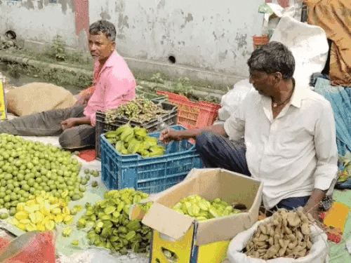 छठ पूजा सामग्री की खरीदारी के लिए मंगलवार को पूरे दिन बाजार में चहल-पहल रही।