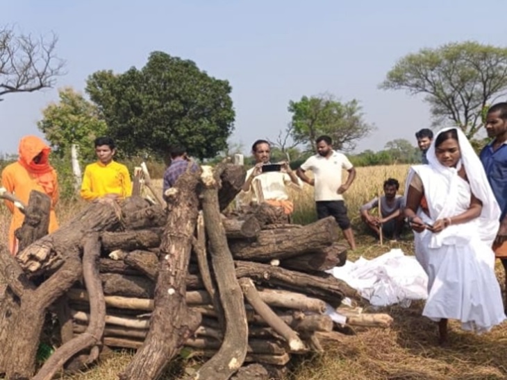 रीति-रिवाज के साथ पत्नी ने पति का अंतिम संस्कार किया।