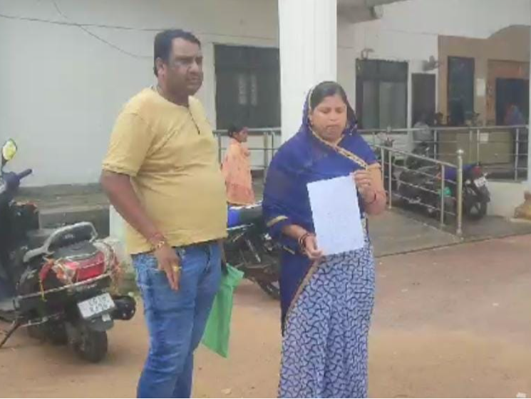 महिला ने दंतेवाड़ा कलेक्टर से  गुहार लगाई है। - Dainik Bhaskar