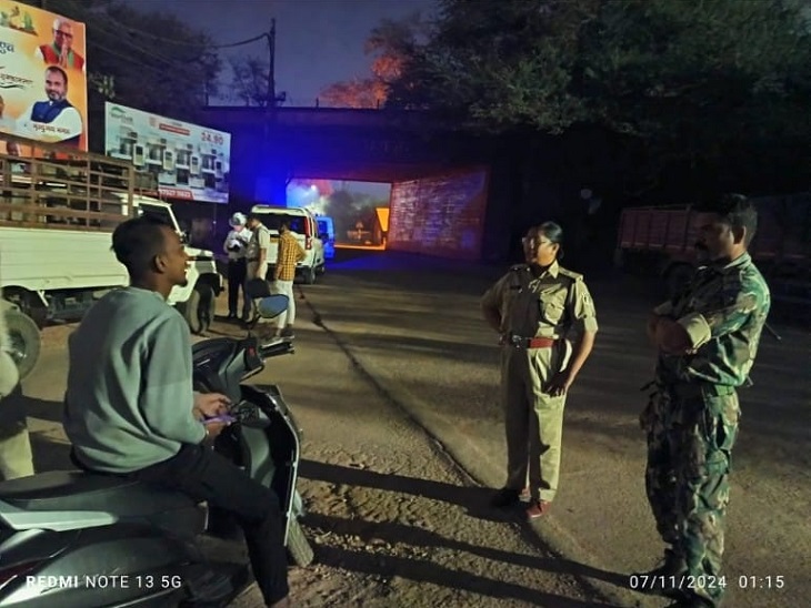 ट्रैफिक एएसपी रात में चेकिंग करते हुए - Dainik Bhaskar