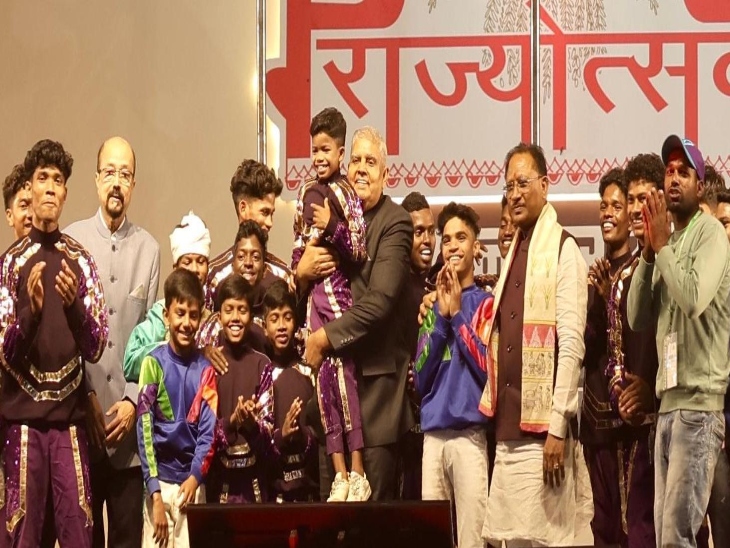 उप-राष्ट्रपति ने छोटे बच्चे को गोद में उठाया।