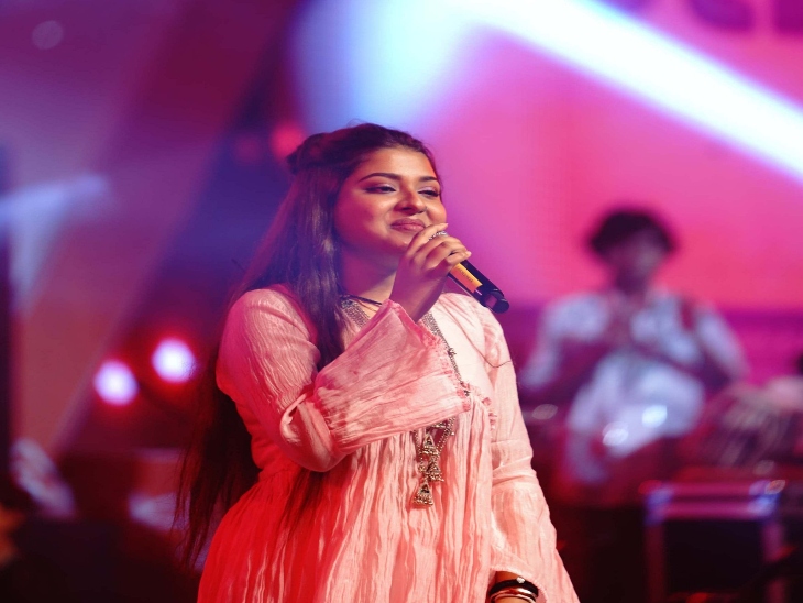 अरुणिता ने ठुमक चलत राम चंद्र भजन की प्रस्तुति दी।