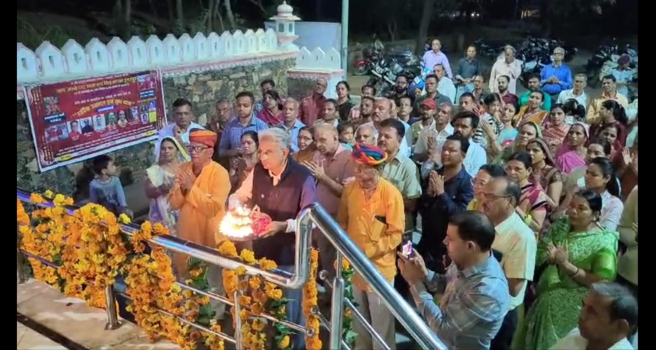 Batul Rokadia Rokadia performed the grand aarti of Ganpati | रोकड़िया गणपति की ...