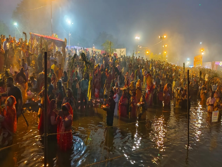 सुल्तानपुर में उगते सूर्य को अर्घ्य देकर महिलाओं ने व्रत का पारण किया।