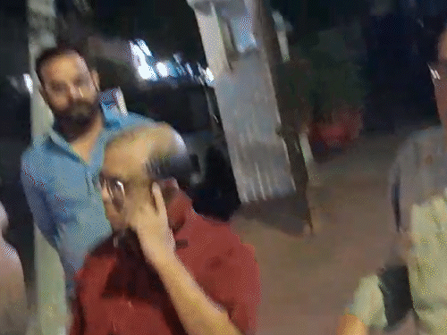 परिजनों ने जनकल्याण आई हॉस्पिटल के संचालक और डॉक्टर (लाल घेरे में) पर लापरवाही का आरोप लगाया है।