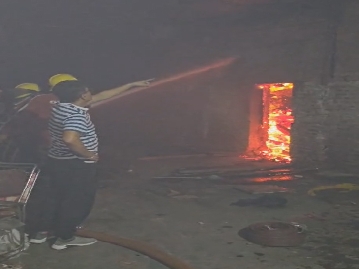 फिलहाल गंज थाना पुलिस आग लगने के कारणों का पता लगा रही है। - Dainik Bhaskar