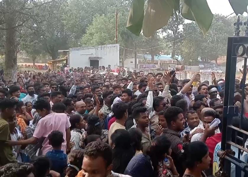 भारी संख्या में समाज के लोग पहुंचे।