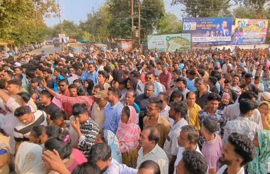 कलेक्ट्रेट के सामने बड़ी संख्या में लोग पहुंचे।