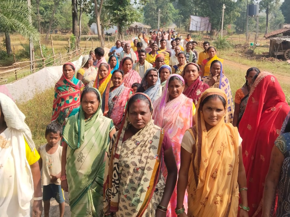 कैंप हटने का विरोध करते ग्रामीण।