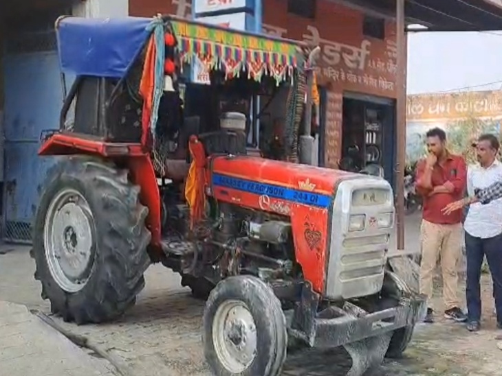 When the tractor broke down, the farmer set it on fire | ट्रैक्टर खराब हुआ तो किसान ने लगा दी आग: वारंटी पीरियड में भी मरम्मत के मांगे पैसे, एजेंसी कर्मियों ने