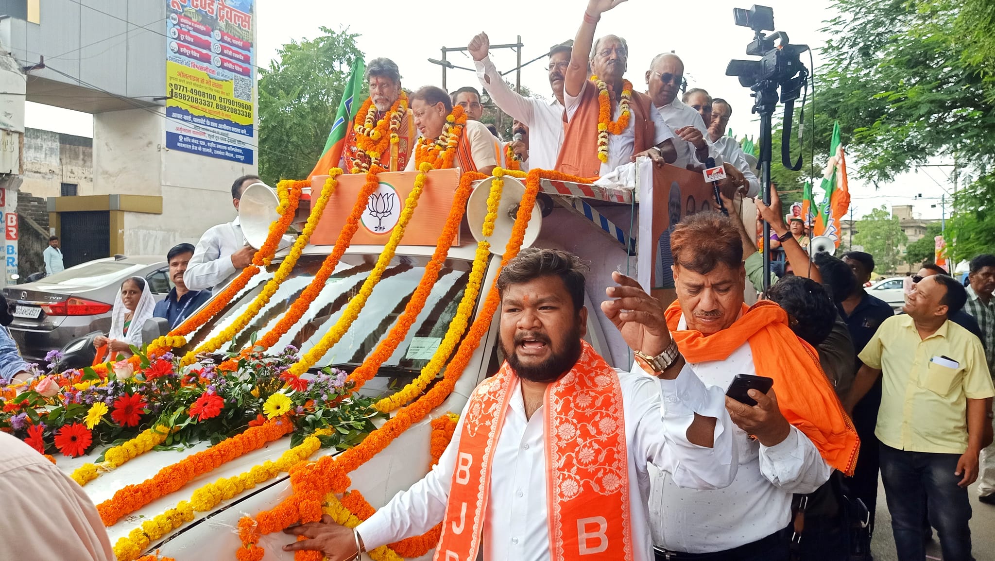 चुनाव प्रचार के दौरान बीजेपी प्रत्याशी सुनील सोनी।
