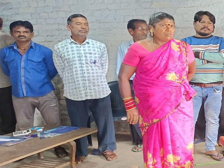 रेड के दौरान पुलिस ने पूर्णावती, बबलू और अन्य को गिरफ्तार किया। - Dainik Bhaskar