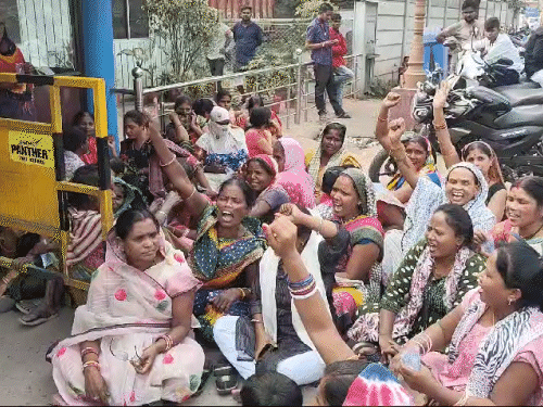 रायगढ़ में बड़ी संख्या में महिलाओं ने सड़क पर बैठकर पुलिस और अवैध शराब के खिलाफ नारेबाजी की।