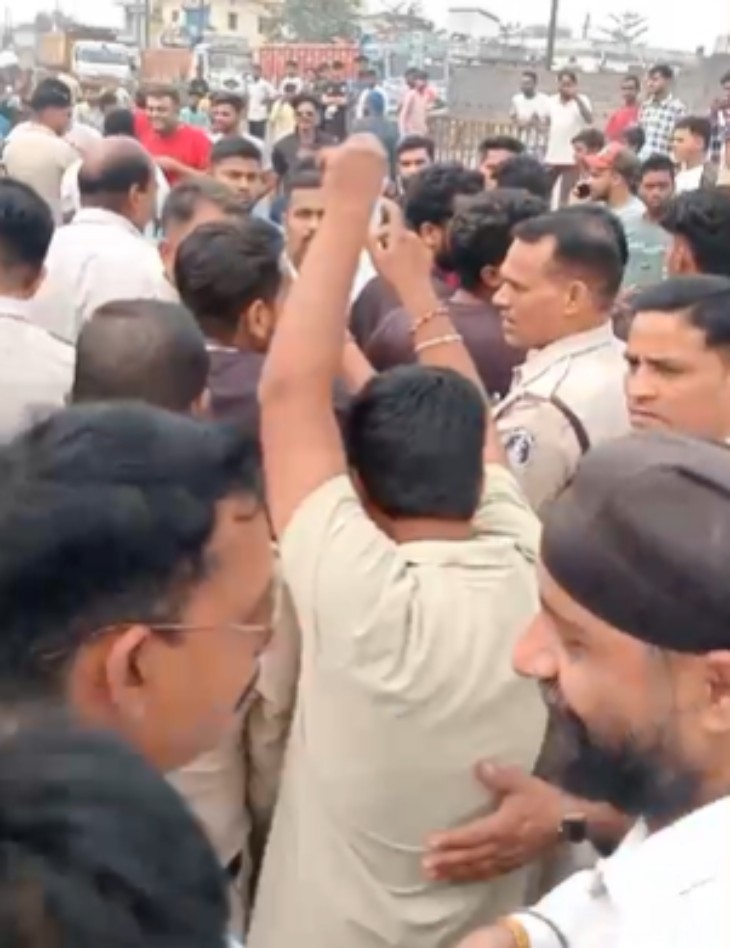 रायगढ़ में हिंदू संगठन के लोगों ने जमकर हंगामा किया।