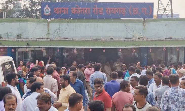 कोतरा रोड थाना के सामने महिलाओं ने जमकर विरोध प्रदर्शन किया।