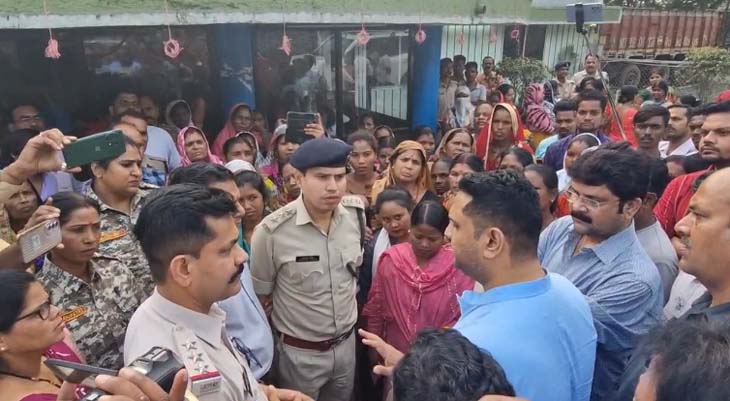 पुलिस अधिकारियों से मामले में कार्रवाई की मांग करते हुए पूर्व मंत्री उमेश पटेल